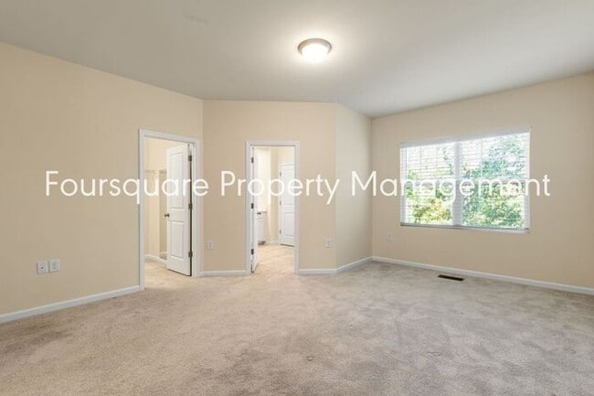 Building Photo - Townhome| Screened -In Back Porch |One Car...