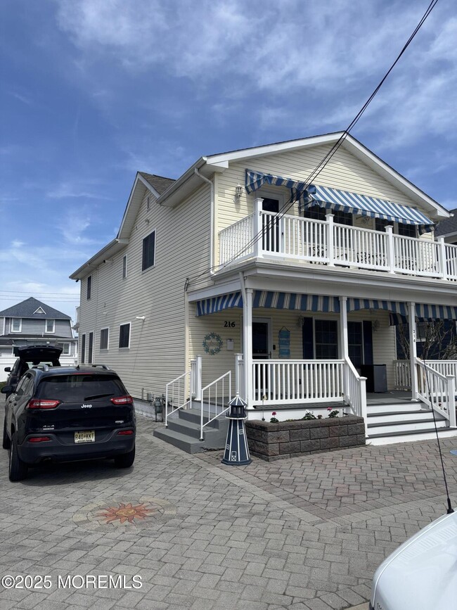 Building Photo - 216 13th Ave
