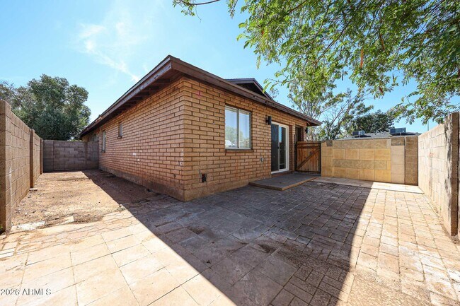 Building Photo - 558 S Lesueur