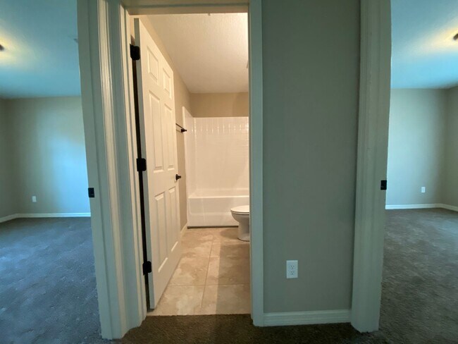 Building Photo - Desirable SW Ocala Neighborhood 3/2/2 **Won't Last**