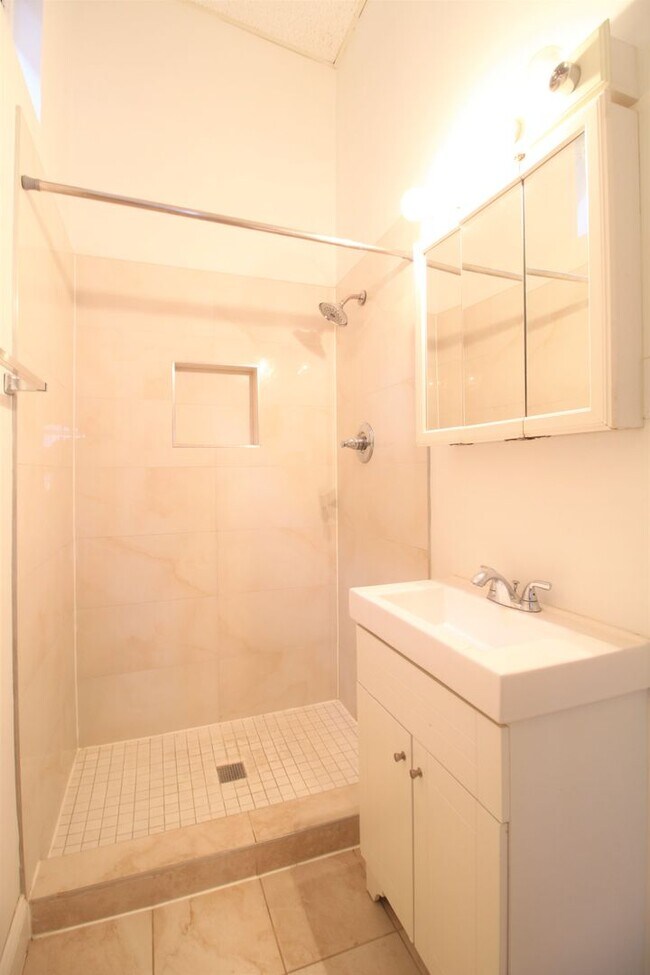 Building Photo - Charming One-Bedroom in Prime Rittenhouse Location