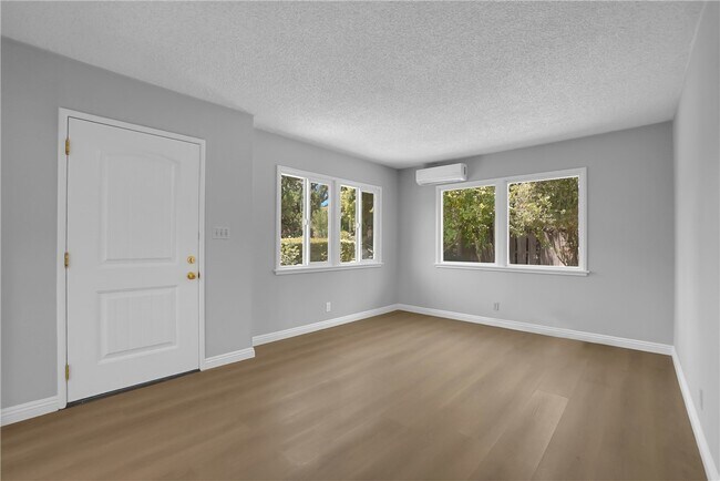 Building Photo - 325 W Le Roy Ave