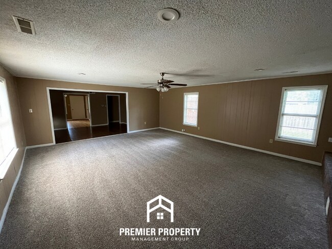 Building Photo - 3BR/1.5BA Memphis Rental with Tile Flooring, Brick Fireplace & Fenced Yard