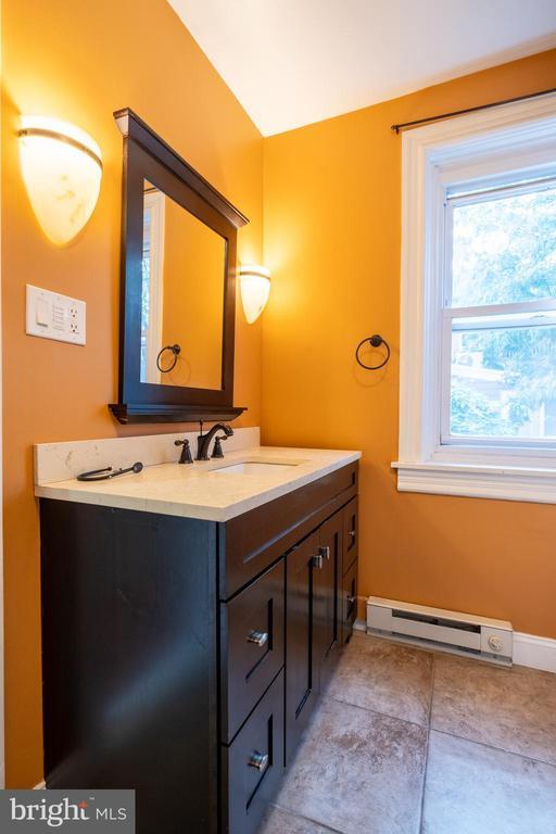 Building Photo - 606 S Delhi St