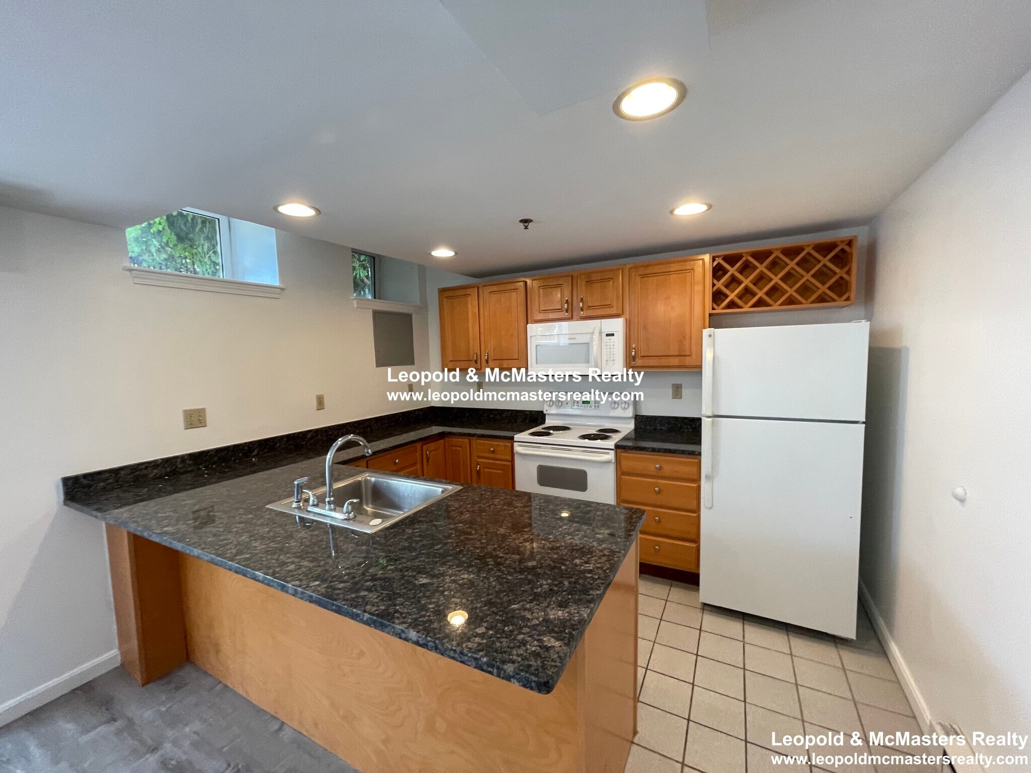 Building Photo - 131 Park Dr