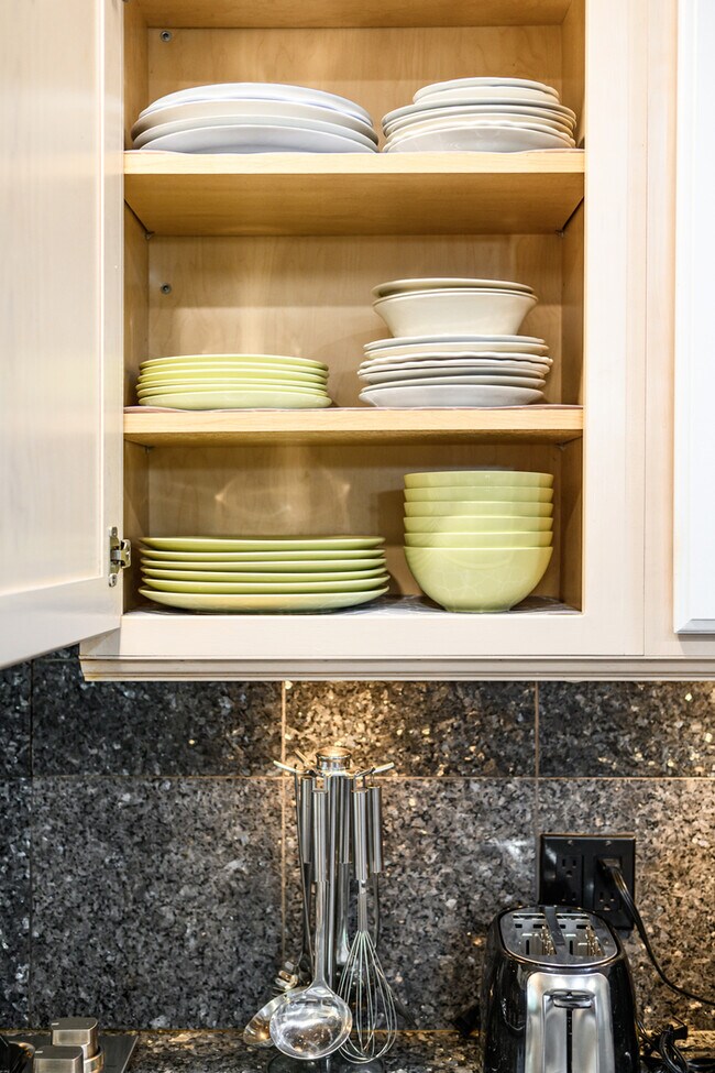 Building Photo - 1250 Stratford Ln