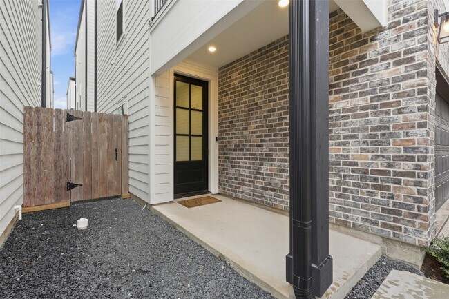 Building Photo - 714 W Donovan St