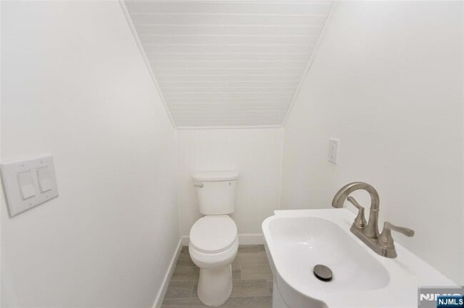 Building Photo - 3-11 Lyons Avenue Unit 1X