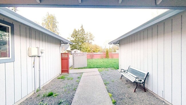 Building Photo - Open & spacious Beaverton duplex with fenc...