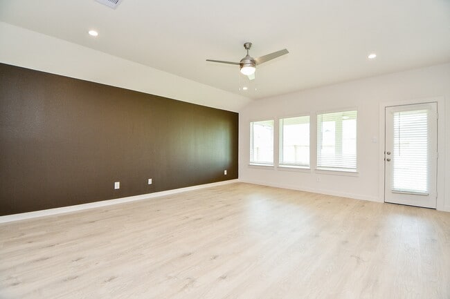Building Photo - 30406 Canterbury Flds Dr