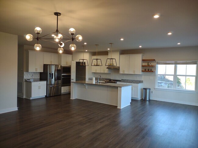 Building Photo - Superlative 6 Bedroom, 5 Bathroom Home in an Upscale Community!