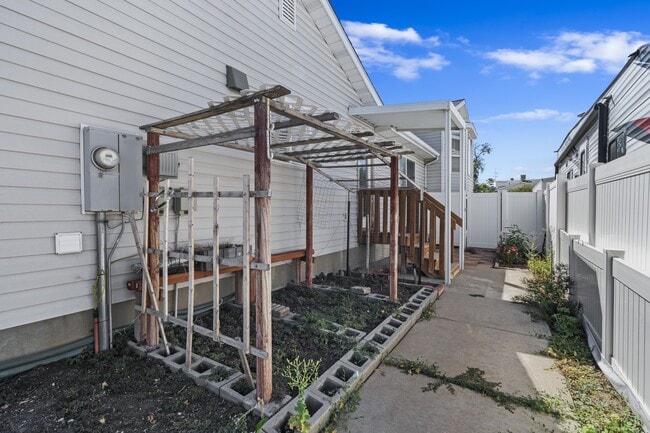 Building Photo - 1613 N 2000 W