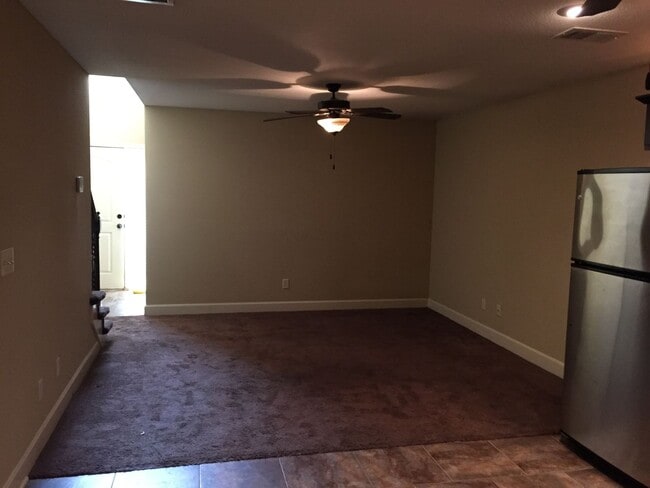 Building Photo - 3 Bedroom, 2 bath Townhome with 1 car garage!