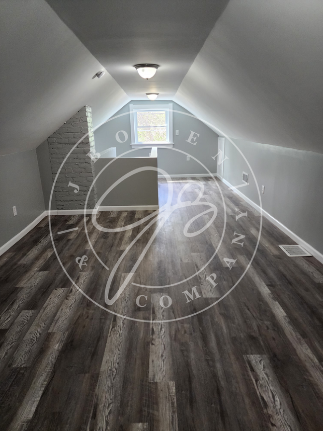 Building Photo - Charming 3-Bedroom brand new inside!  Coun...