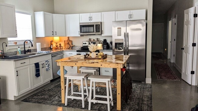 Building Photo - 3 Bed 2 Bath Duplex Close to SFA!!!