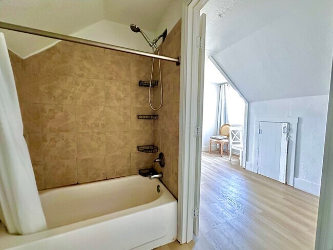 Building Photo - Spacious 3BR 2BA | 3-Level Home in Renton