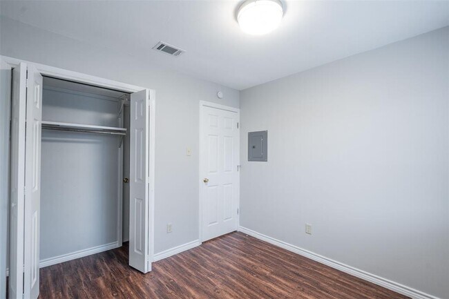 Building Photo - 304 W William Cannon Dr