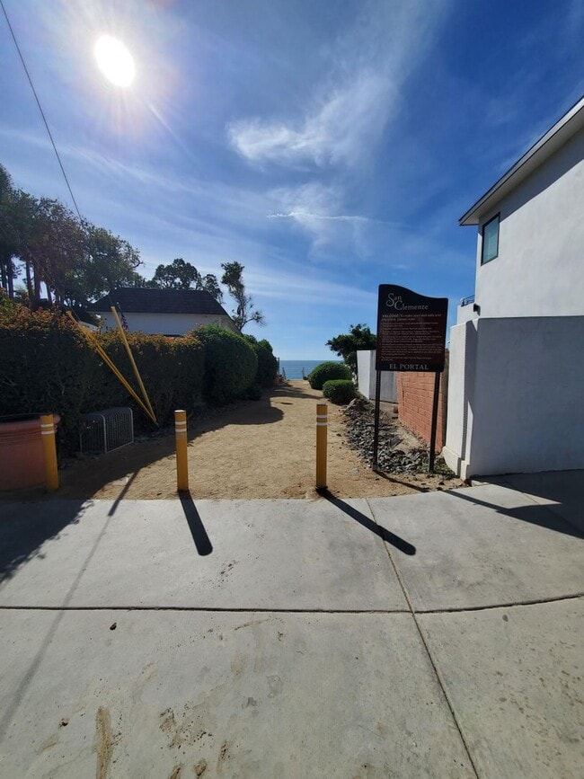 Building Photo - 1202 Buena Vista