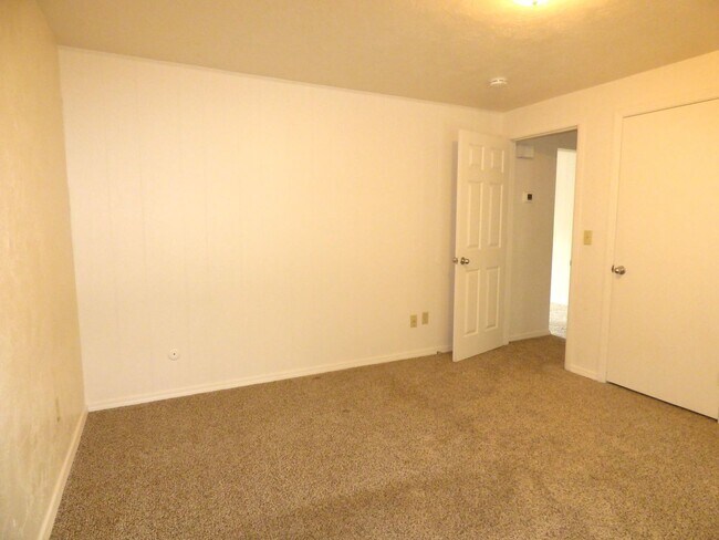 Building Photo - Rent Special: 1/2 Off July's Rent!! Ground Level 1 Bedroom 1 Bath W/ AC