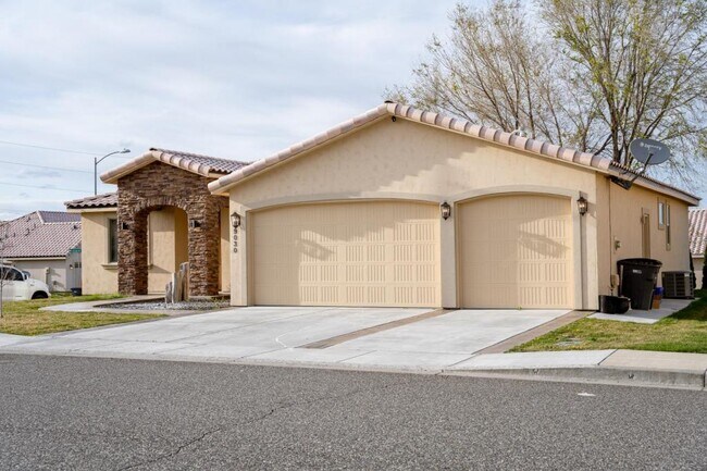 Building Photo - 9030 W Rio Grande Ave