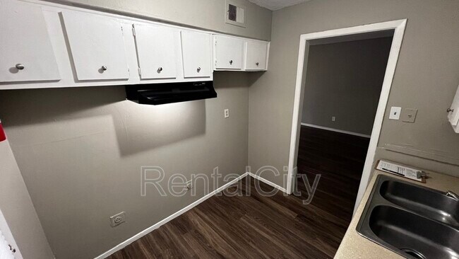 Building Photo - 3648 Rhea Ave