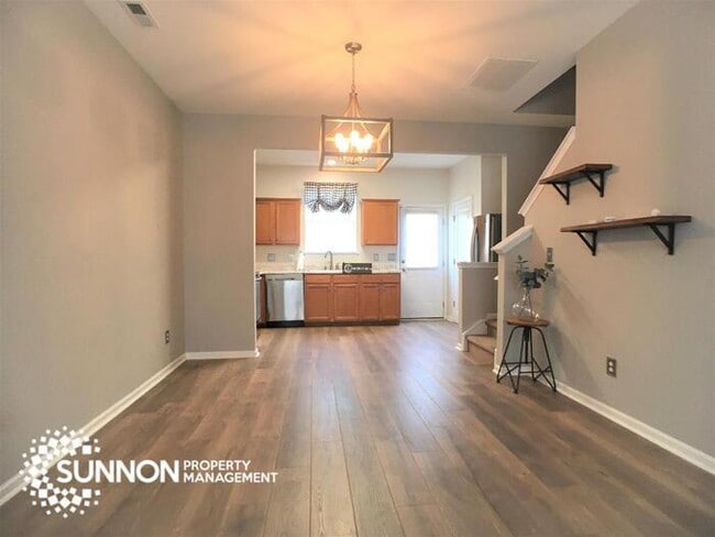 Building Photo - Updated 2 Bed, 2.5 Bath Townhome!