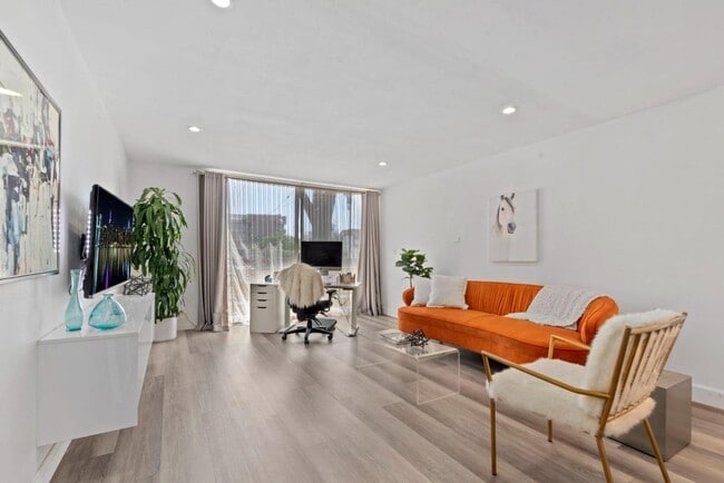 Building Photo - 321 S San Vicente Blvd