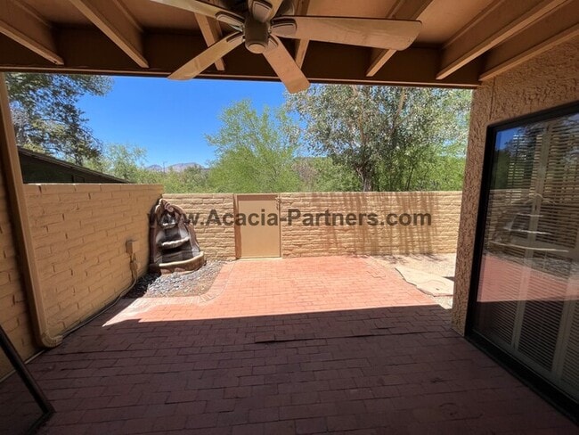 Building Photo - Large Three Bedroom Townhouse