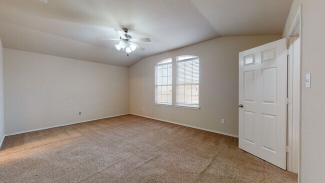 Building Photo - HUGE HOUSE ON A CORNER LOT IN COPPERAS COVE!