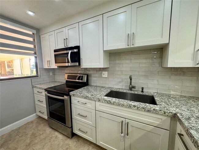 Building Photo - 8437 Forest Hills Dr