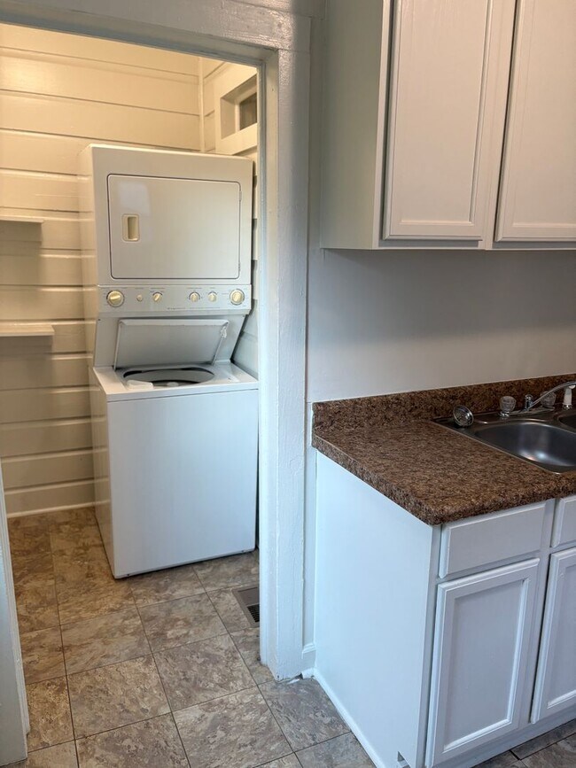 Building Photo - Newer windows, hardwood floors, a big pantry — and 9th Street a short walk away.