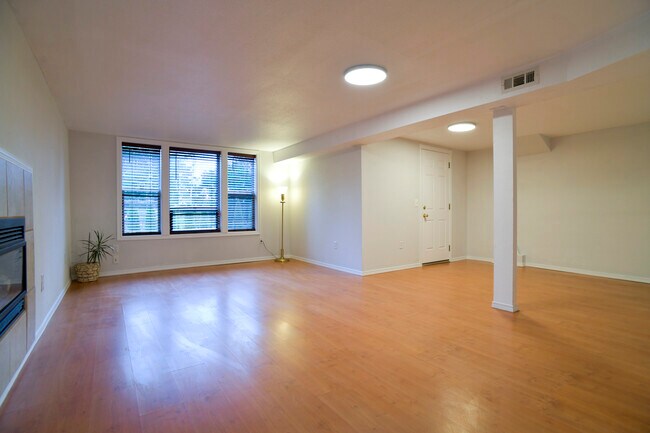 Building Photo - 809 S Summit Ave