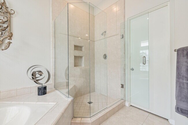 Building Photo - 727 Arrowhead Dr