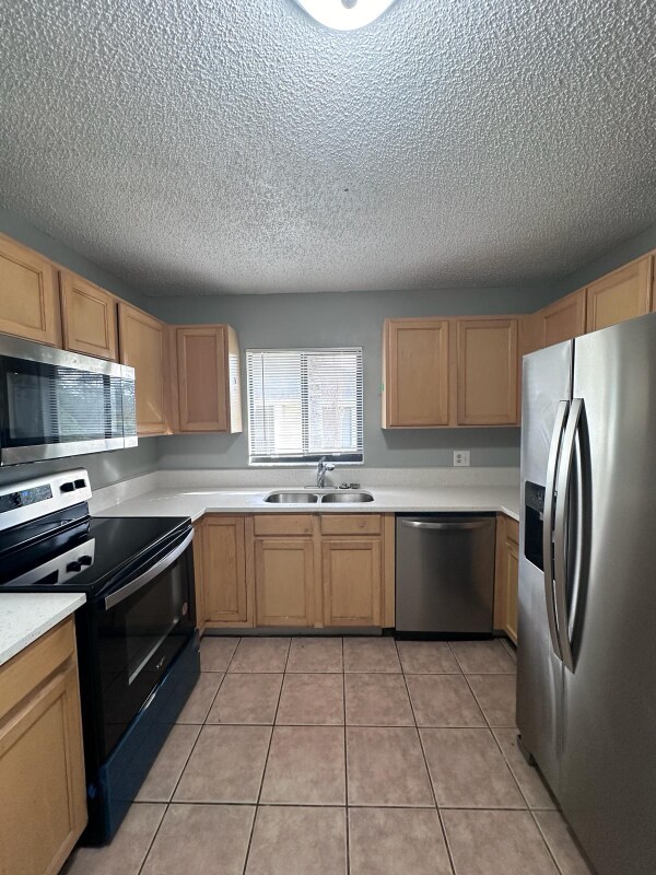 Building Photo - 90 Hidden Lake Dr
