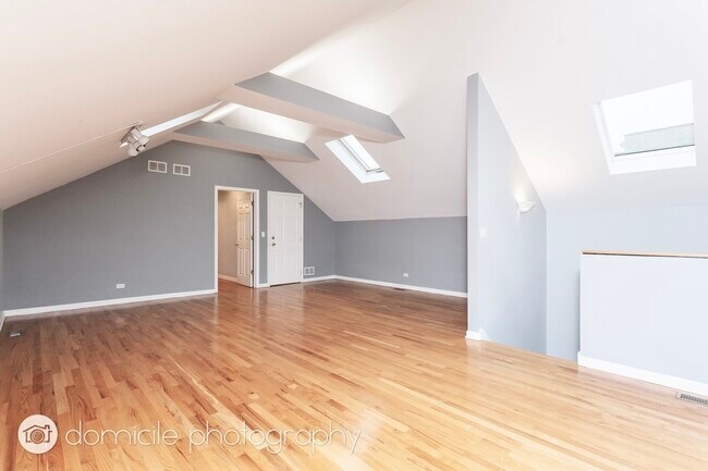 Building Photo - 3835 N Southport Ave