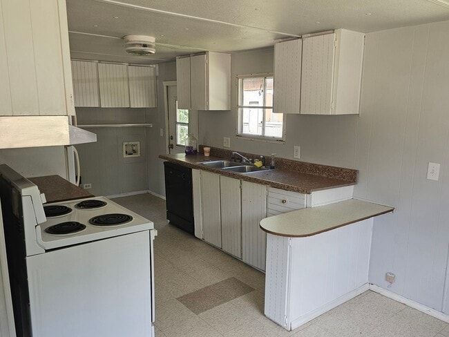 Building Photo - 3 bed 2 bath mobile home in quite community