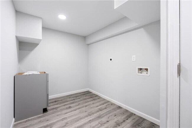 Building Photo - 1357 Plaza Ave SW