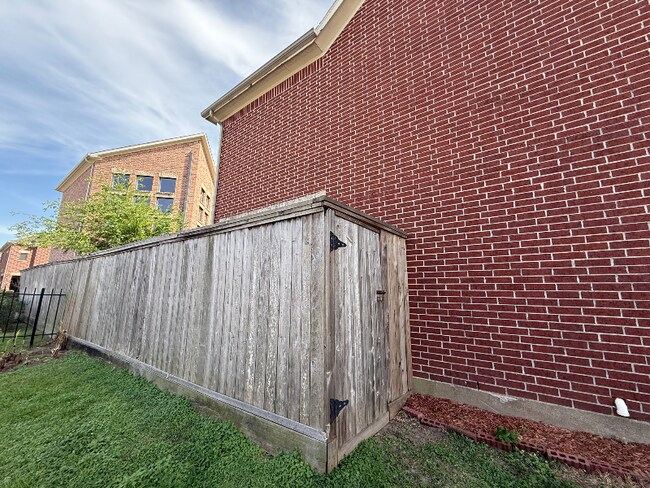 Building Photo - 9801 Riddlelink Ln