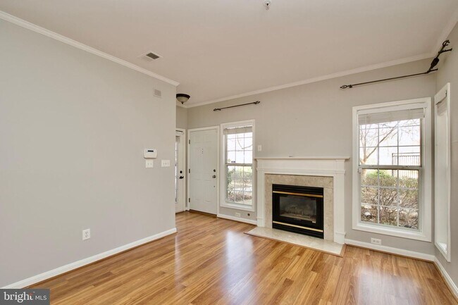 Building Photo - Charming & Pet-Friendly 1BR/1BA Condo in Alexandria’s Stonegate