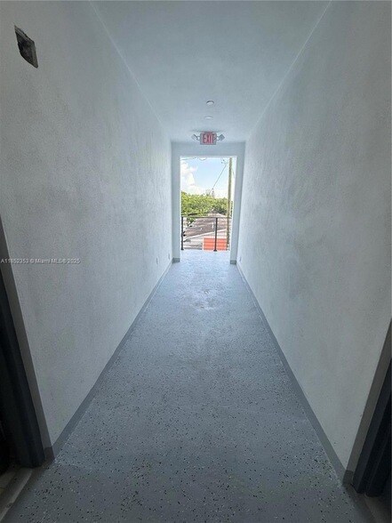 Building Photo - 1091 E 17th St