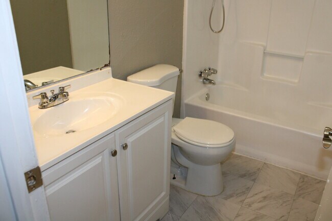 Building Photo - 528 Glen Cove St