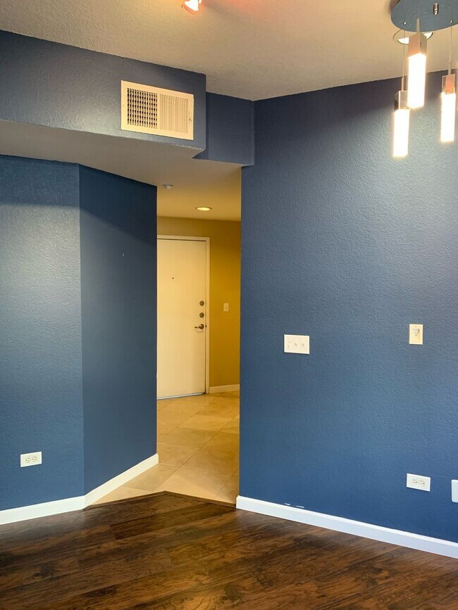 Building Photo - Dual Master 2 Bed 2.5 Bath - Walk-up townhouse at Atria!