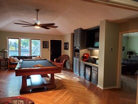 Building Photo - 504 Oak Hollow Ln