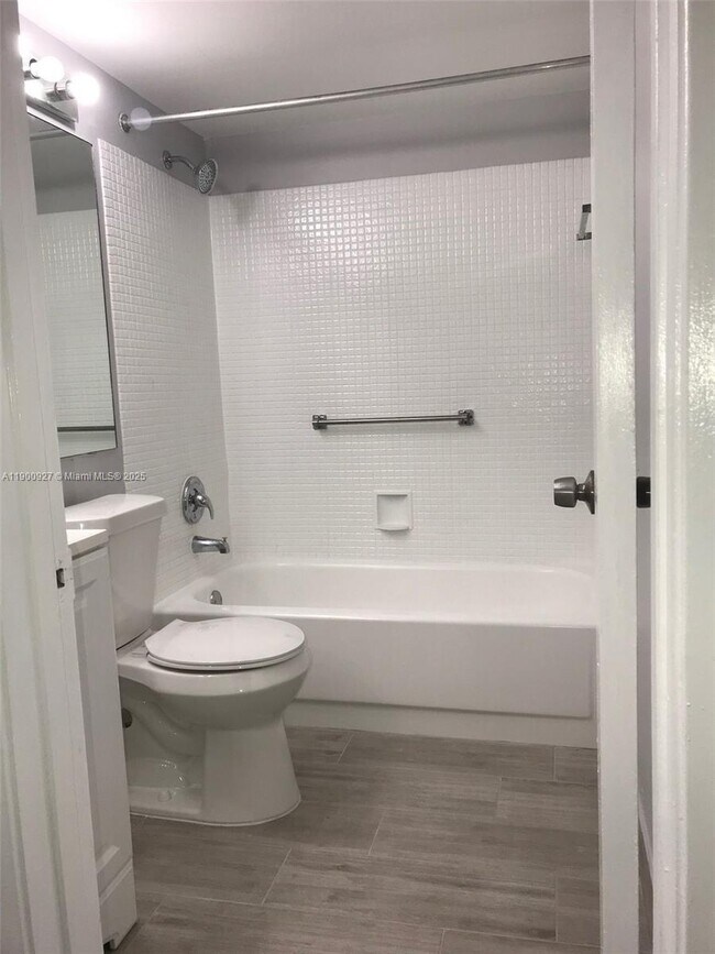 Building Photo - 17 Keswick A