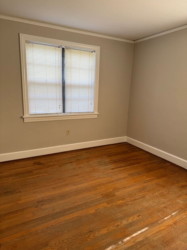 Building Photo - Great Price and location!