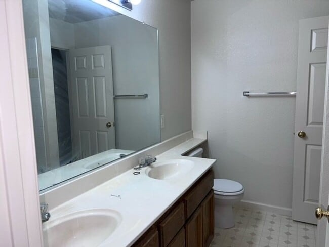 Building Photo - Spacious single level home with central he...