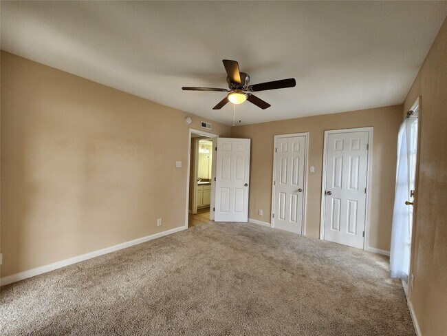 Building Photo - 17401 Red Oak Dr