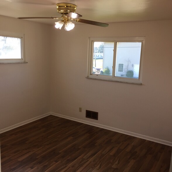 Building Photo - 470 Edgewood Rd