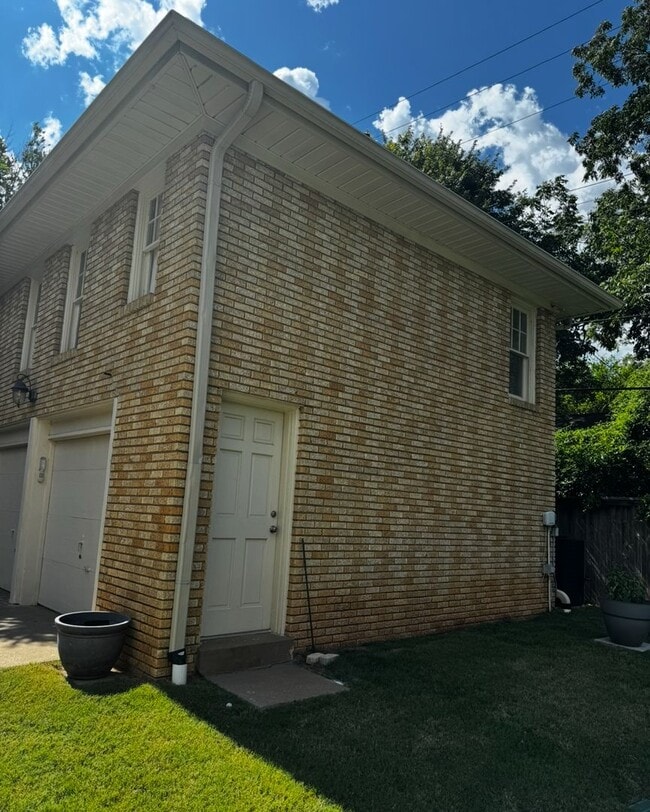 Building Photo - Adorable Garage Apt located in the heart of midtown!