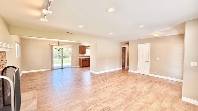 Building Photo - Lovely Single Story Home, Great Neighborhood, Amazing Yard Space, Close distance to Downtown Fall...